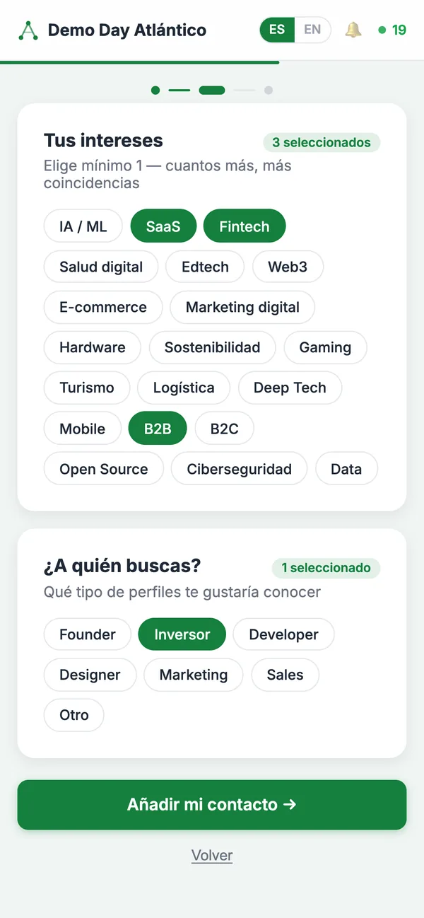 Móvil de una asistente eligiendo sus intereses y a quién busca
